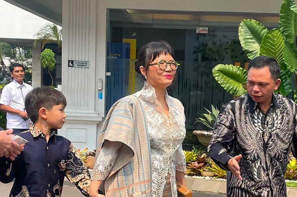 suami-wamen-stella-mengalami-kecelakaan-ski