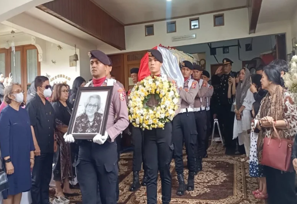 Meriyati Hoegeng Dimakamkan Kedinasan Polri
