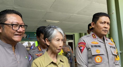 tangis-dari-keluarga-korban-bus-di-tol-semarang