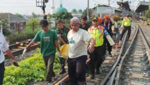 seorang-pemotor-tewas-ditabrak-krl-di-bogor