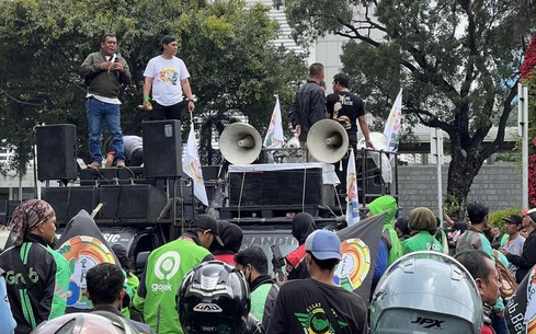 massa-ojol-menuntut-presiden-venezuela-maduro-dibebaskan