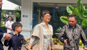 suami-wamen-stella-mengalami-kecelakaan-ski