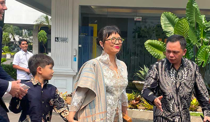 suami-wamen-stella-mengalami-kecelakaan-ski