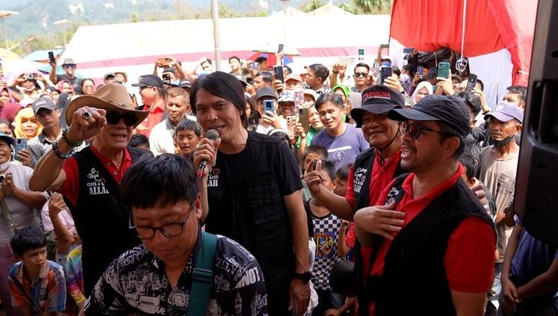 pdip-gelar-natal-nasional-dengan-korban-bencana