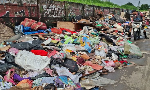 187-ton-sampah-diangkut-di-pinggir-kali-jakarta-barat