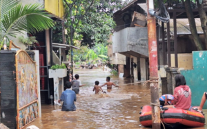 Hujan Lebat Picu Banjir di Jawa Barat & Timur