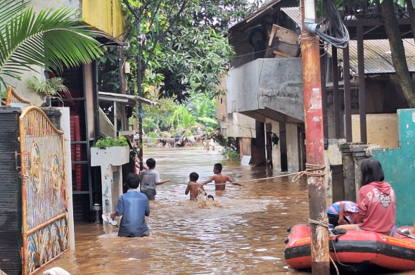 Hujan Lebat Picu Banjir di Jawa Barat & Timur