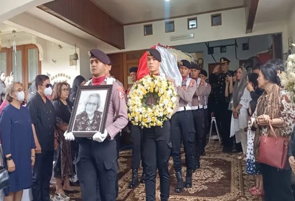 Meriyati Hoegeng Dimakamkan Kedinasan Polri
