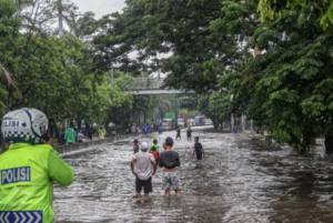Hujan Lebat Guyur Jabodetabek & Genangan Meluas